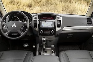 Фото Mitsubishi Pajero - интерьер и экстерьер