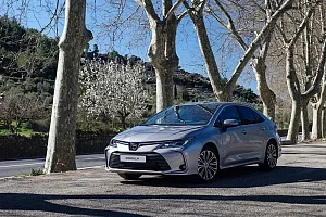 Фото Toyota Corolla - интерьер и экстерьер