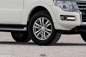 Фото Mitsubishi Pajero - интерьер и экстерьер