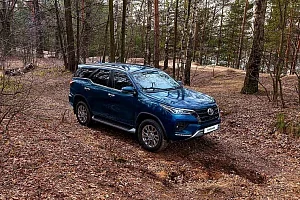 Фото Toyota Fortuner - интерьер и экстерьер