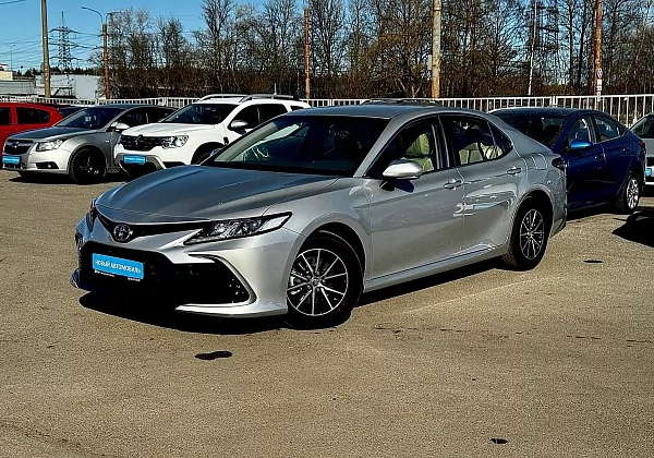 купить подержанный Camry 2023 года